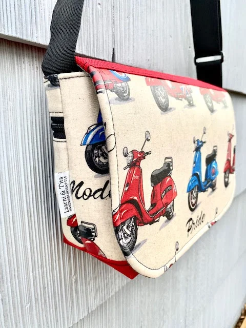 Short Messenger Bag in Scooter print